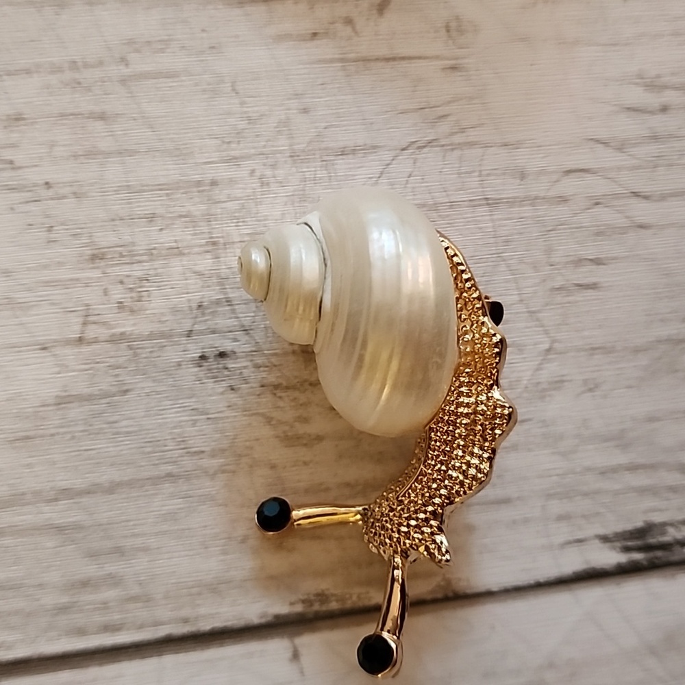 Snail Brooch Authentic  Shell on Brooch - Picture 2 of 6